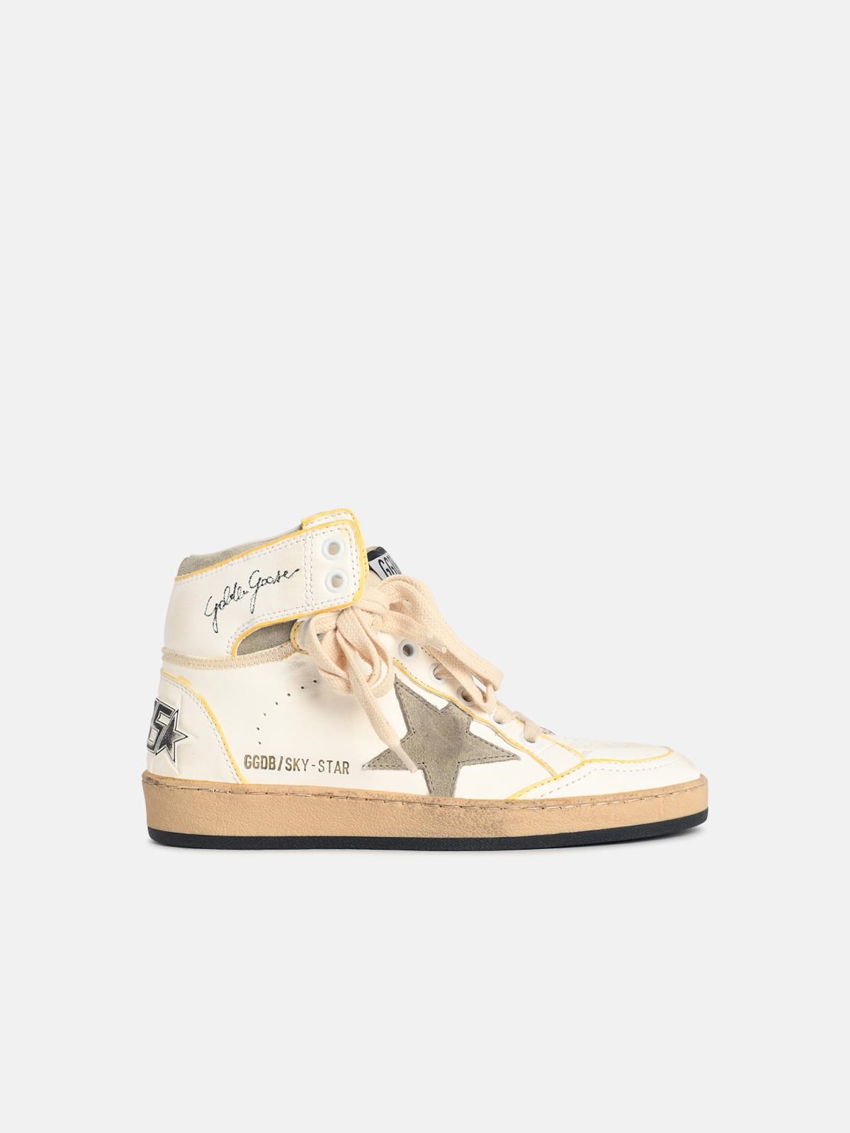 GOLDEN GOOSE 'Sky-Star' White Nappa Leather Sneakers With 'Taupe' Star　GOLDEN GOOSE 'Sky-Star' ホワイト ナッパ レザー スニーカー 'トープ' スター GOLDEN